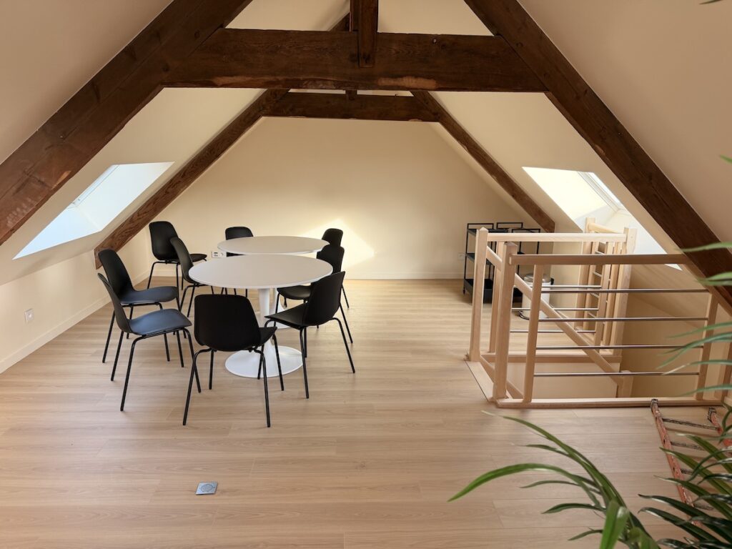 Salle de réunion du 2e étage – PsySantes, Santes